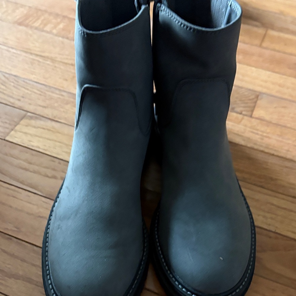 Women’s Gray Boots Sz 9